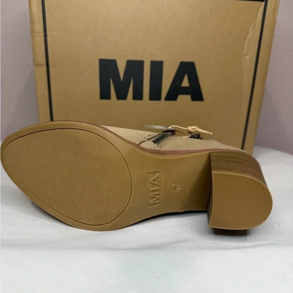 MIA Beige Ankle Booties new in box - Picture 3 of 3